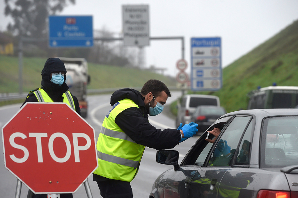Kontrolle an der portugiesisch-spanischen Grenze zwischen Valenca und Tui (Bild: Miguel Riopa/AFP)