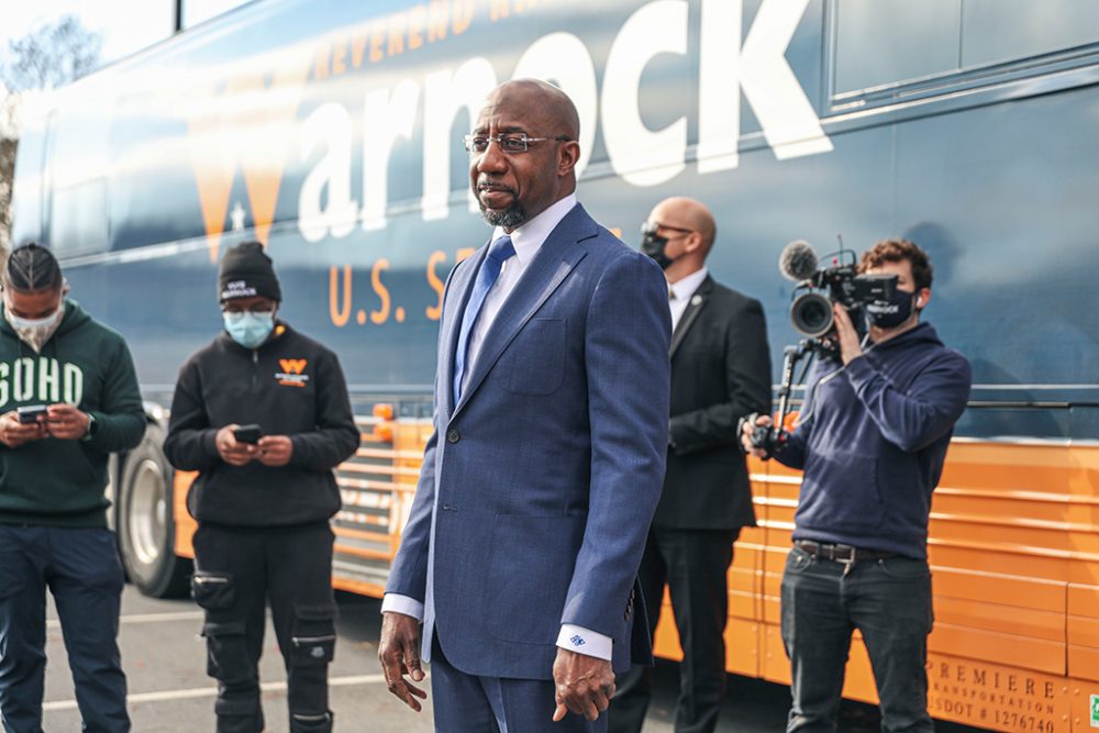 Raphael Warnock bei einem Wahlkampf-Event am 5. Januar in Marietta, Georgia (Bild: Sandy Huffaker/AFP)