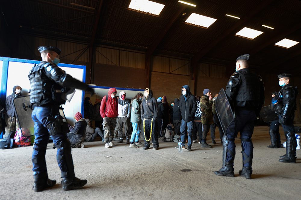 Französische Gendarmen und Teilnehmer einer illegalen Rave-Party (Bild: Jean-Francois Monier/AFP)