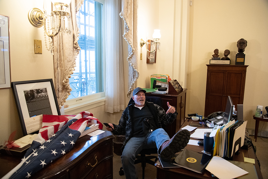 Sturm auf das Kapitol: Richard Barnett im Büro von Nancy Pelosi (Bild: Saul Loeb/AFP)