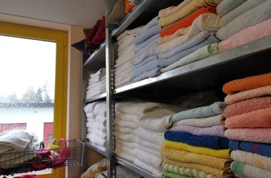 Sogar hochwertige Hotel-Handtücher gibt es hier zum kleinen Preis (Bild: Raffalea Schaus/BRF)
