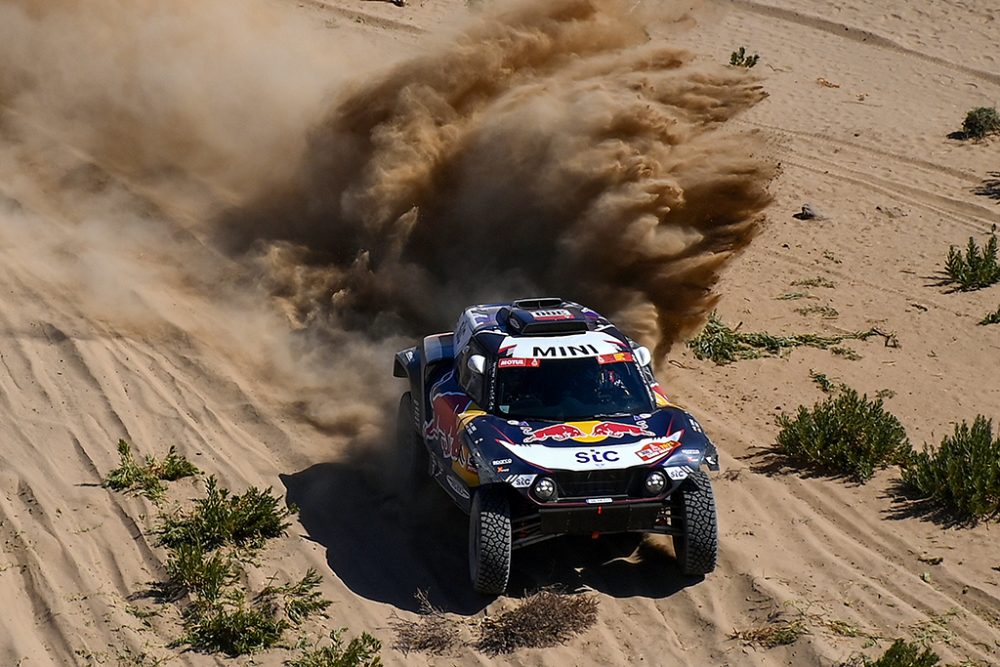 Carlos Sainz und Beifahrer Lucas Cruz gewinnen die erste Dakar-Etappe 2021 (Bild: Franck Fife/AFP)