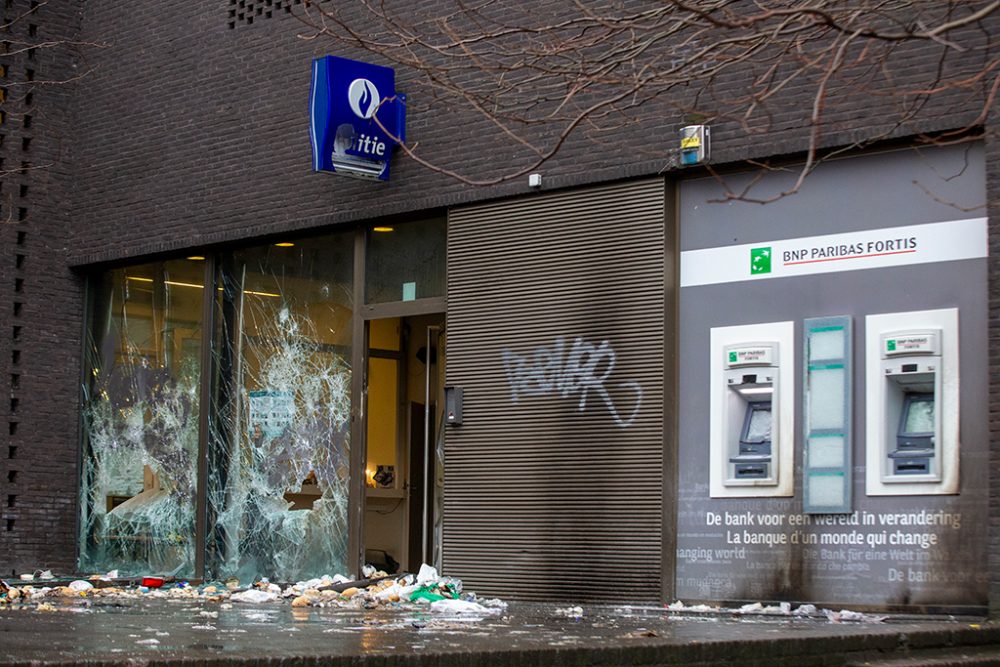 Ausschreitungen in Schaerbeek: Brandstiftung in Polizeikommissariat (Bild: Nicolas Maeterlinck/Belga)