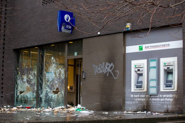 Ausschreitungen in Schaerbeek: Brandstiftung in Polizeikommissariat (Bild: Nicolas Maeterlinck/Belga)