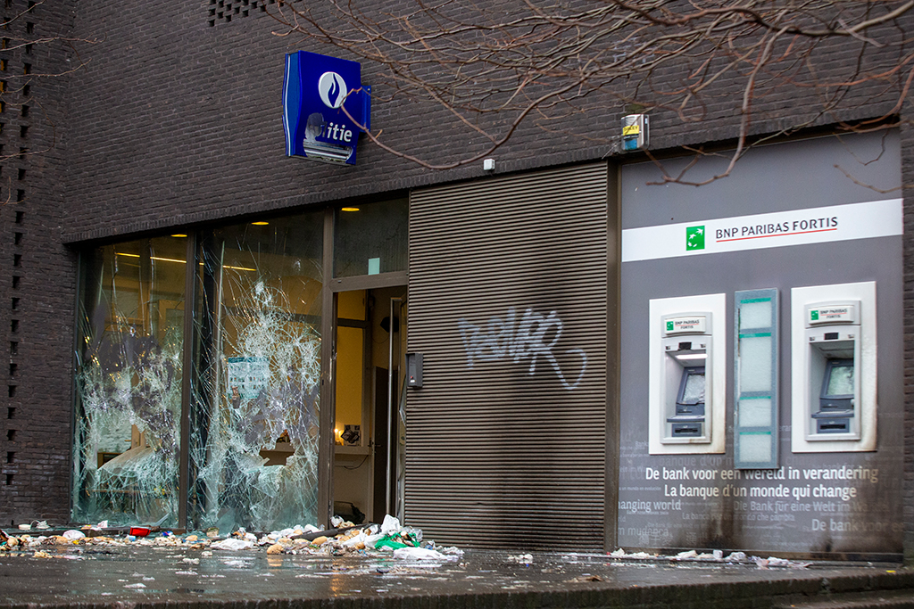 Ausschreitungen in Schaerbeek: Brandstiftung in Polizeikommissariat (Bild: Nicolas Maeterlinck/Belga)