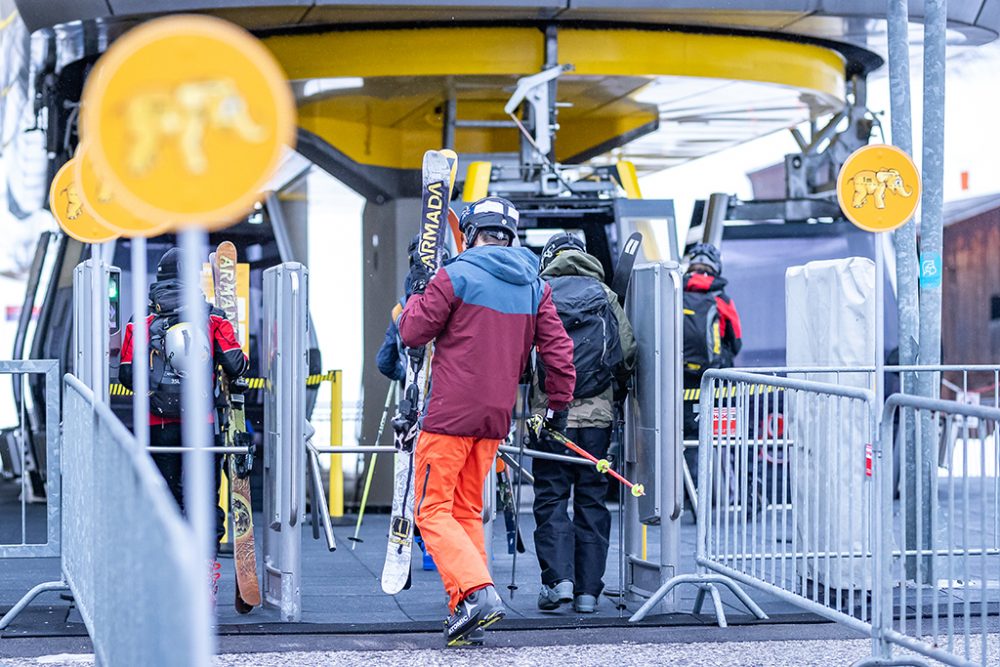 Skitouristen in Österreich (Bild: Johann Groder/AFP)