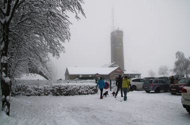 Spaziergänger im Schnee von Botrange (Bild: Chantal Scheuren/BRF)