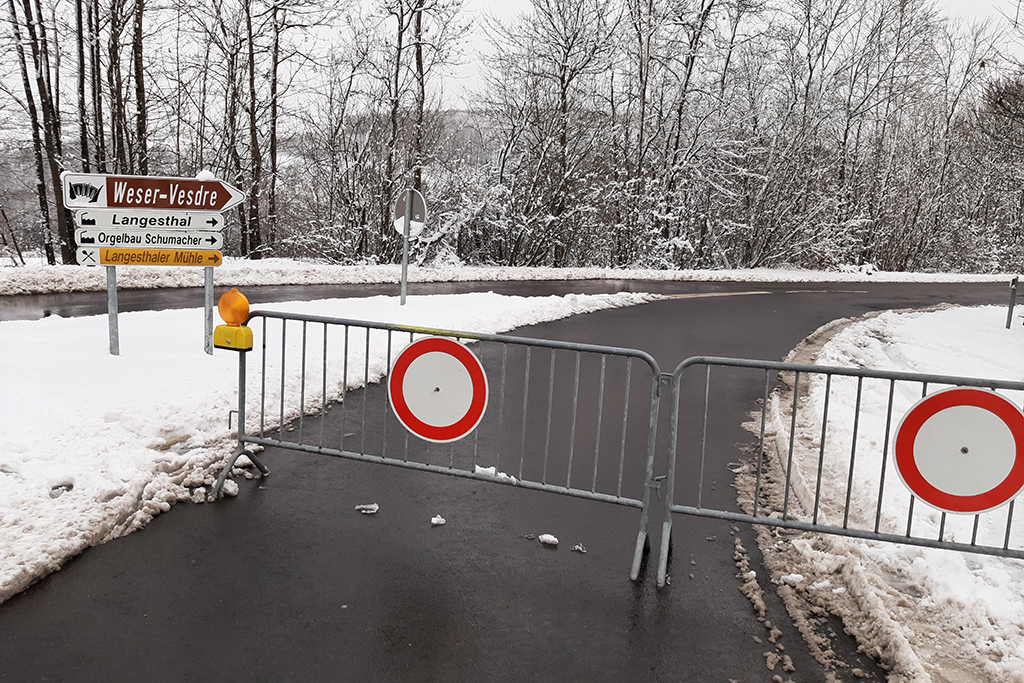 Straße vom Kreisverkehr an der Monschauer Straße bis zur Talsperre (Nationalstraße N67a) gesperrt (Bild: Manuel Zimmermann/BRF)