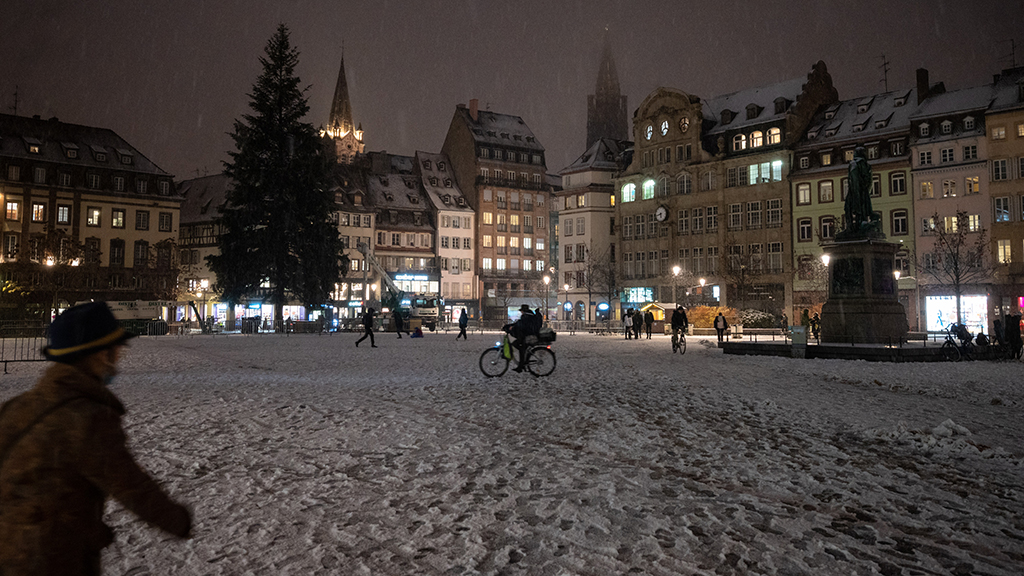 Straßburg am Donnerstagabend (Bild: Patrick Hertzog/AFP)