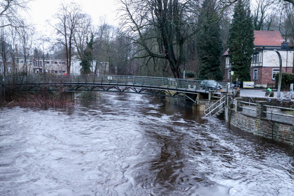 Hochwasserwarnung für die Weser - hier am Freitag am Hotel Bosten in der Eupener Unterstadt (Bild: Julien Claessen/BRF)