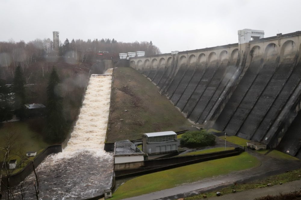 Die Wesertalsperre ist so voll, dass zusätzlich Wasser abgelassen werden muss (Archivbild: Julien Claessen/BRF)