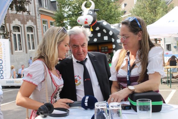 Tirolerfest 2018: Julia Slot, Lovos-Pressesprecher Hans Schmitz und Rosy Pifas (Bild: BRF)