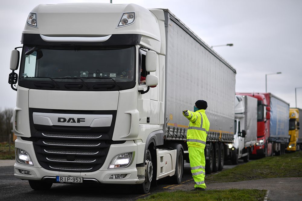 Lkw-Stau in England (Bild: Ben Stansall/AFP)