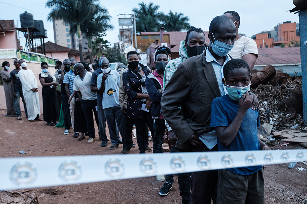 Lange Schlange vor einem Wahllokal in Kampala (Bild: Yasuyoshi Chiba/AFP)
