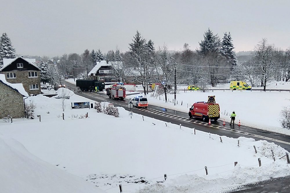 Polizei und Rettungskräfte am Unfallort in Sourbrodt (Bild: privat)