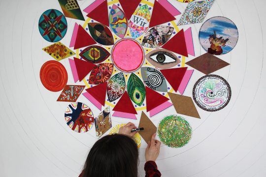 Kunstprojekt "Unity in Diversity" auf Köpfchen (Bild: Sarah Dederichs/BRF)