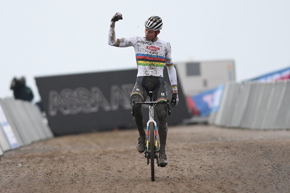 Mathieu van der Poel gewinnt in Hulst (Bild: David Stockman/Belga)