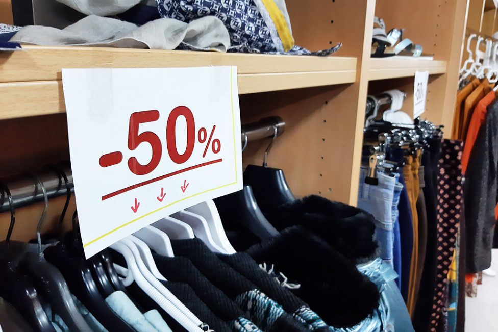 Winterschlussverkauf im Kleidergeschäft von Patricia Milard in Kelmis (Bild: Manuel Zimmermann/BRF)