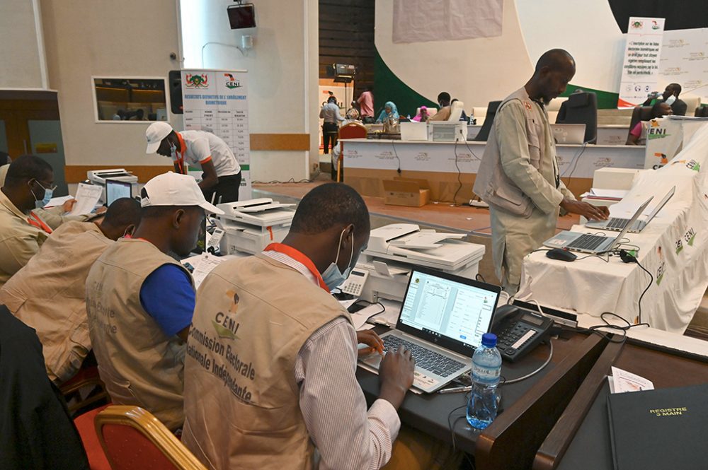 Auszählung der Wahlresultate in Niamey (29. Dezember, Bild: Issouf Sanogo/AFP)