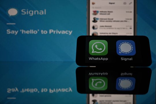 WhatsApp und Signal (Bild: Lionel Bonaventure/AFP)
