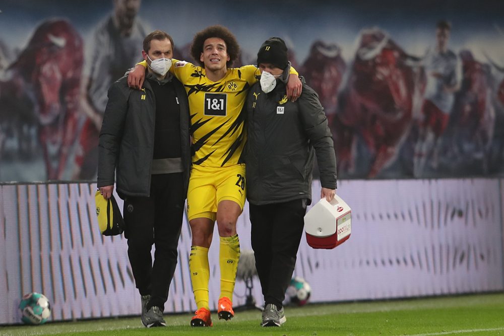 Axel Witsel humpelt gestützt vom Platz (Bild: Ronny Hartmann/AFP)