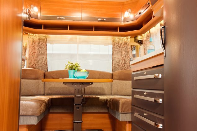 Tisch in einem Wohnmobil (Bild: © Bildagentur PantherMedia / Banoart)