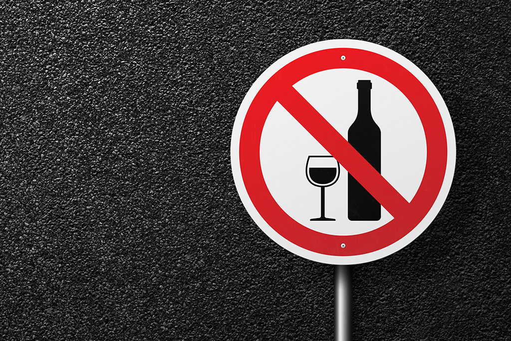 Schild: Kein Alkohol! (Illustrationsbild: © Bildagentur PantherMedia / SrZaitsev)