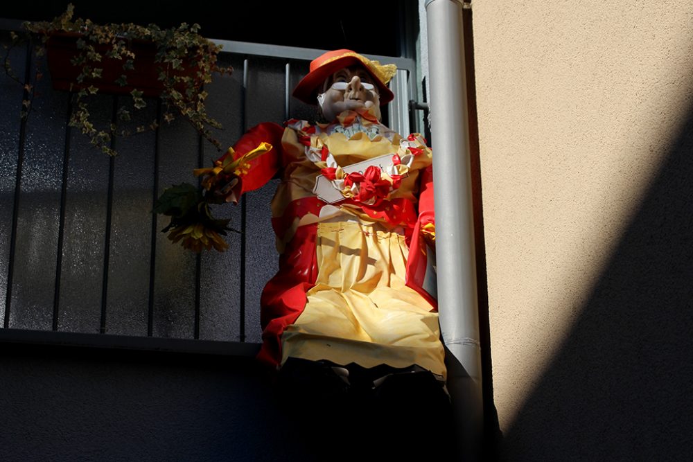 Altweiberpuppe auf einem Eupener Balkon (Bild: Katrin Margraff/BRF)