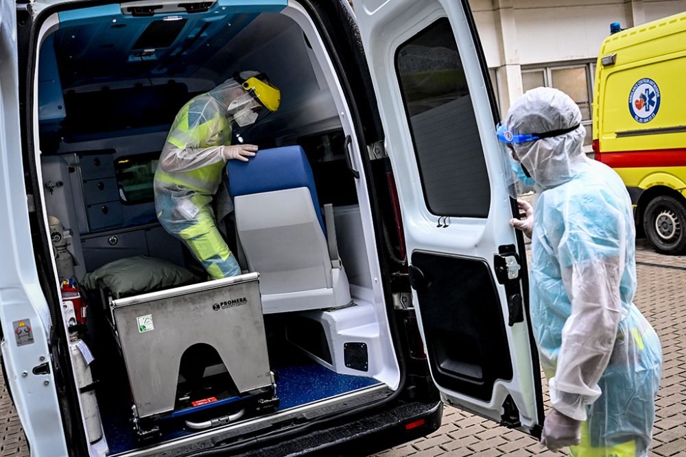 Rettungswagen in Antwerpen (Bild: Dirk Waem/Belga)