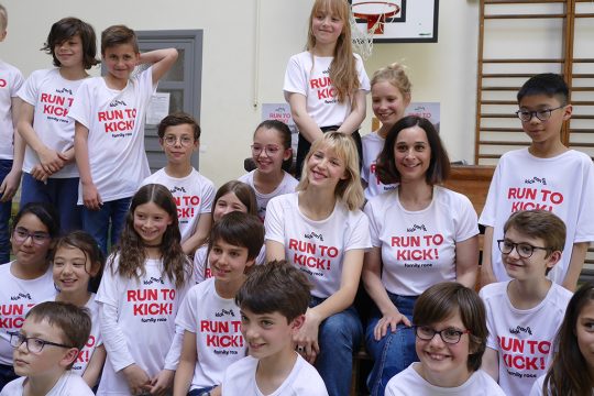 Angèle (Mitte) engagiert sich seit einigen Jahren für "Kick Cancer" - hier 2019 beim Besuch einer Schule in Ixelles (Bild: Ophélie Delarouzée/Belga)
