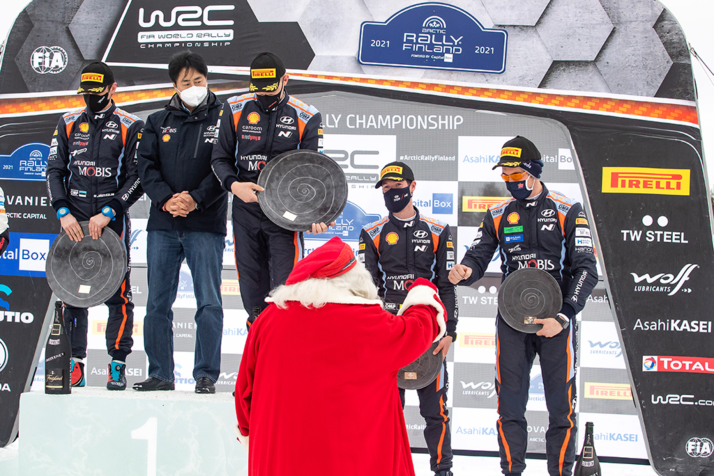 Auch der Weihnachtsmann gratulierte Thierry Neuville und Martijn Wydaeghe zu Platz drei (Bild: Fabien Dufour/Hyundai Motorsport)