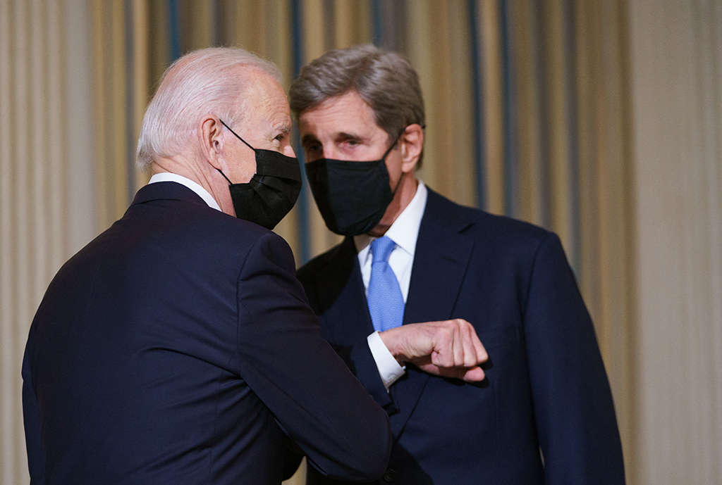 US-Präsident Joe Biden mit dem Klima-Sonderbeauftragten des Weißen Hauses, John Kerry (Bild: Mandel Ngan/AFP)