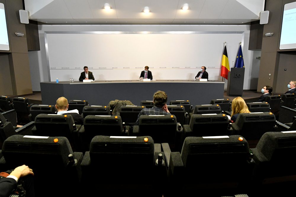 Steven Van Gucht, Alexander De Croo und Yves Van Laethem (Bild: Philip Reynaers/POOL/Belga)