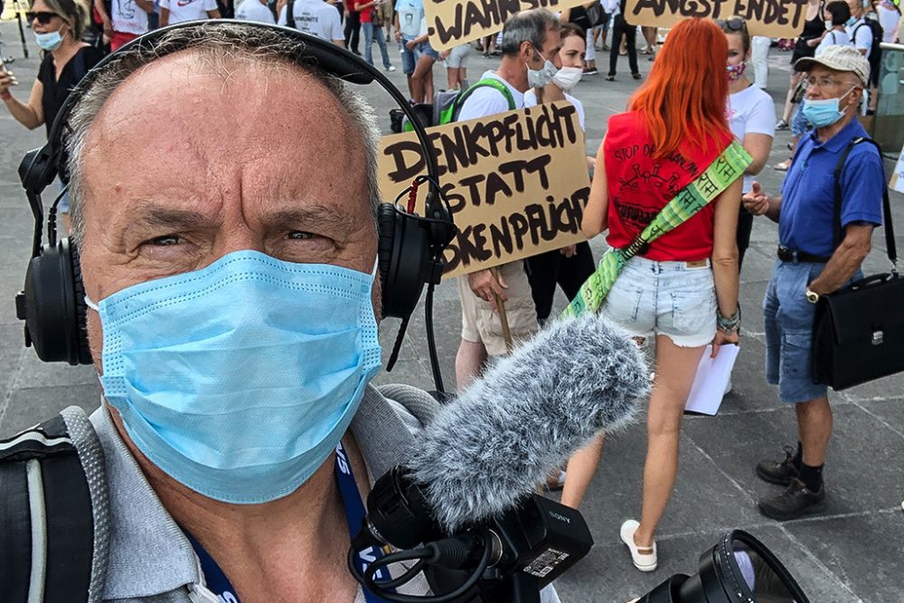 Bernard Crutzen bei einer Demonstration in Brüssel - Im Hintergrund sind Teilnehmer sind Teilnehmer aus Ostbelgien zu sehen (Bild: privat)