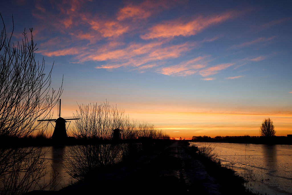 Abenddämmerung im Dorf Kinderdijk