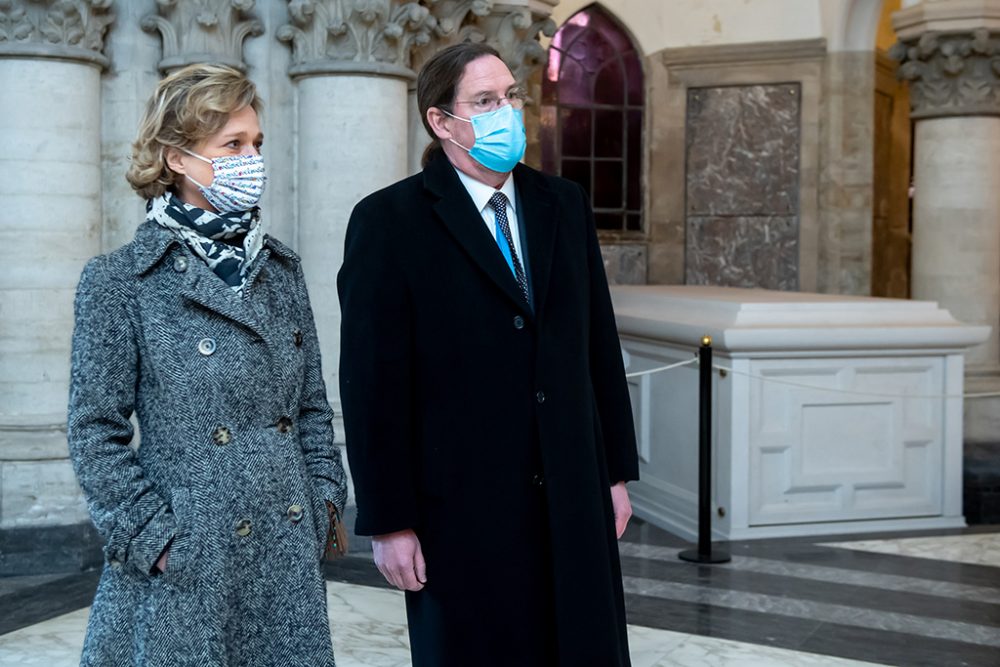 Prinzessin Delphine und ihr Mann James O'Hare am Mittwoch in der königlichen Krypta in der Liebfrauenkirche in Laeken (Bild: Danny Gys/Pool/Belga)