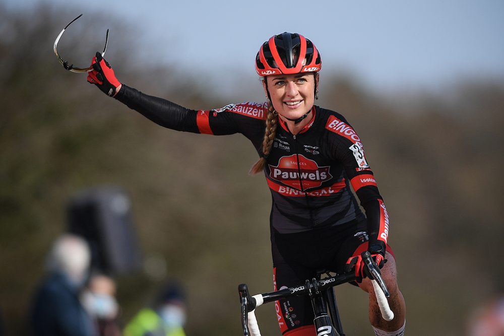 Denise Betsema am Samstag nach ihrem Sieg beim Radcross-Rennen in Waasland (Bild: David Stockman/Belga)