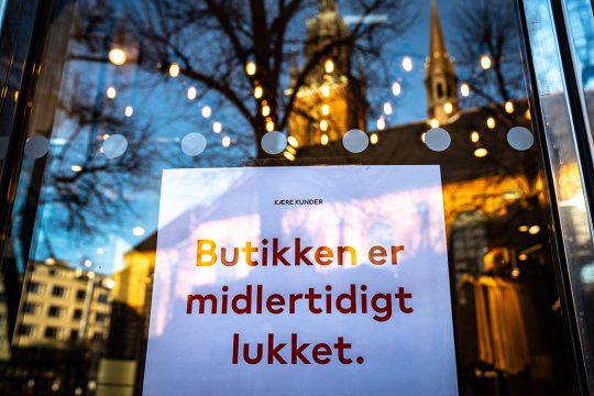 "Geschäft vorübergehend geschlossen": Schild in einem Laden in Kopenhagen (Bild: Emil Helms/AFP)