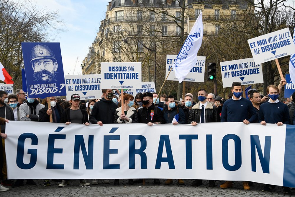 Dries Van Langenhove (2.v.r.) im "Schild en Vrienden"-Pullover bei der Demo in Paris (Bild: Bertrand Guay/AFP)