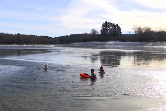 Bütgenbacher See: Schwimmen in eiskaltem Wasser (Bild: Vedia)