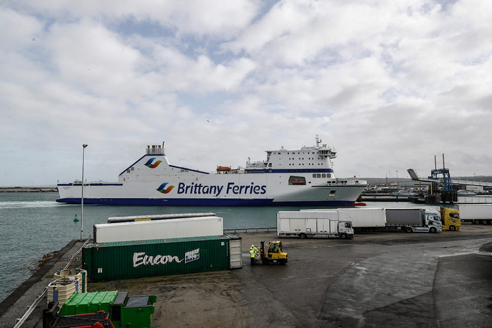 Fähre im Hafen von Cherbourg (Bild: Sameer Al Doumy/AFP)