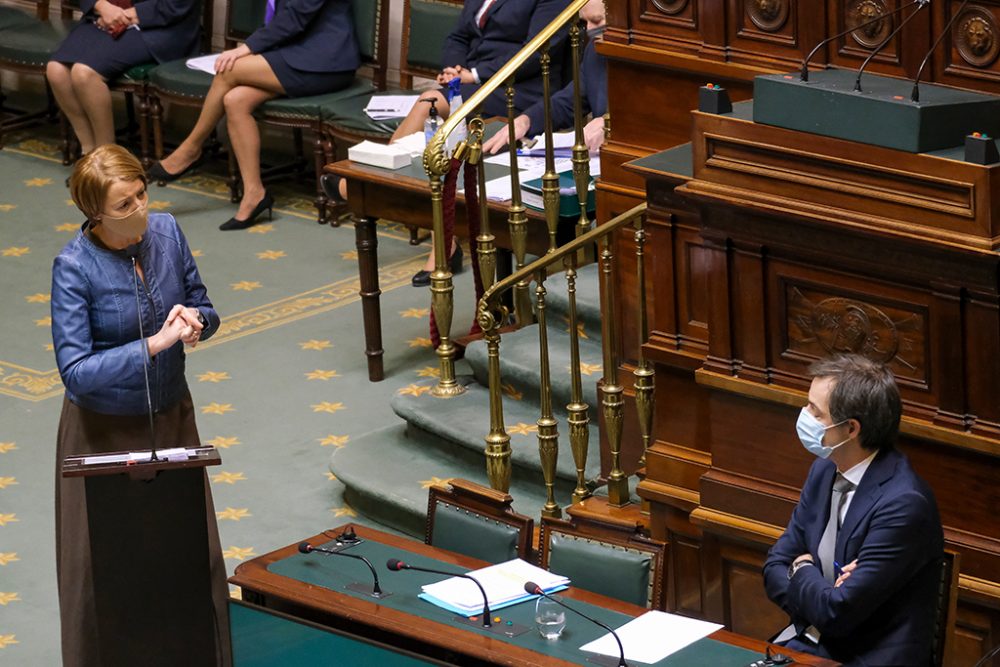 Catherine Fonck (CDH) und Premier Alexander De Croo in der Kammer (Bild: Nicolas Maeterlinck/Belga)