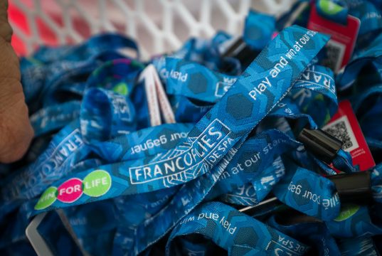 Francofolies-Festivalbändchen (Bild: Virginie Lefour/Belga)