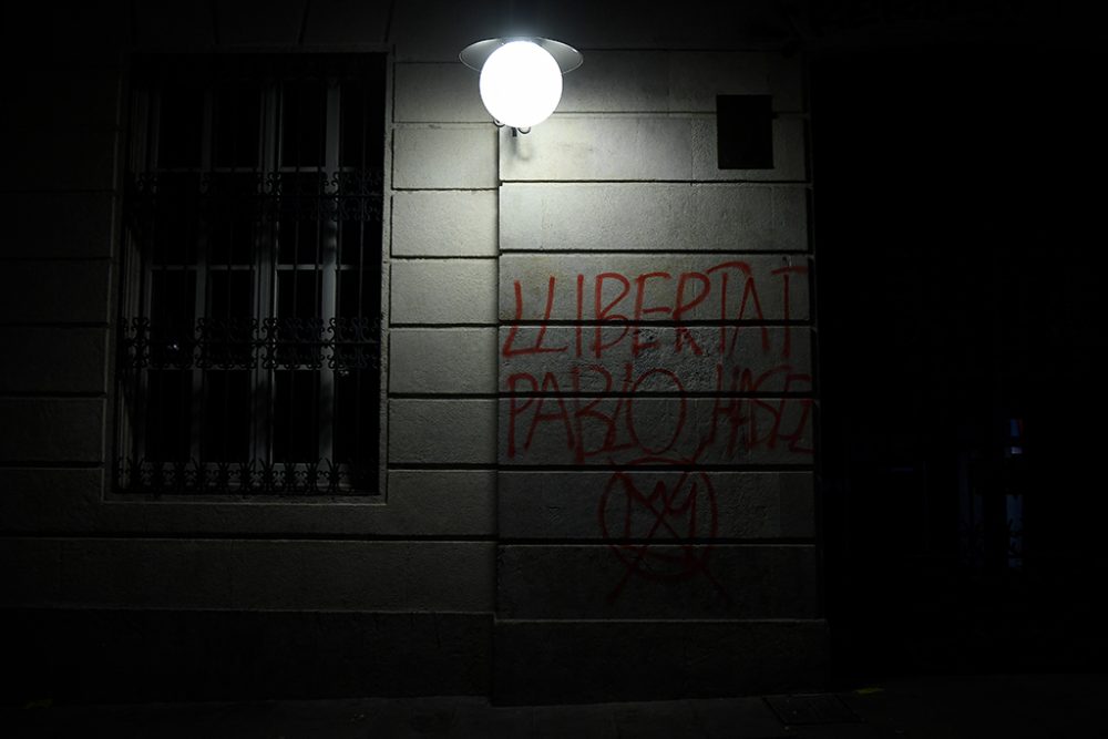 "Freiheit für Pablo Hasel" an einer Hauswand in Barcelona (Bild: Josep Lago/AFP)