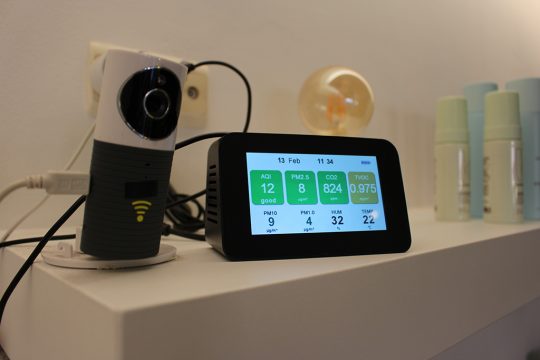 CO2 im grünen Bereich: Das Messgerät überprüft, ob der Salon gut gelüftet ist (Bild: Katrin Margraff/BRF)