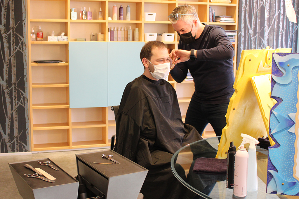 Seit Samstag dürfen die Friseursalons wieder öffnen - hier bei Philosophie in Eupen (Bild: Katrin Margraff/BRF)