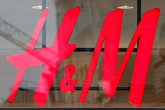 H&M Logo (Bild: Andy Rain/EPA)
