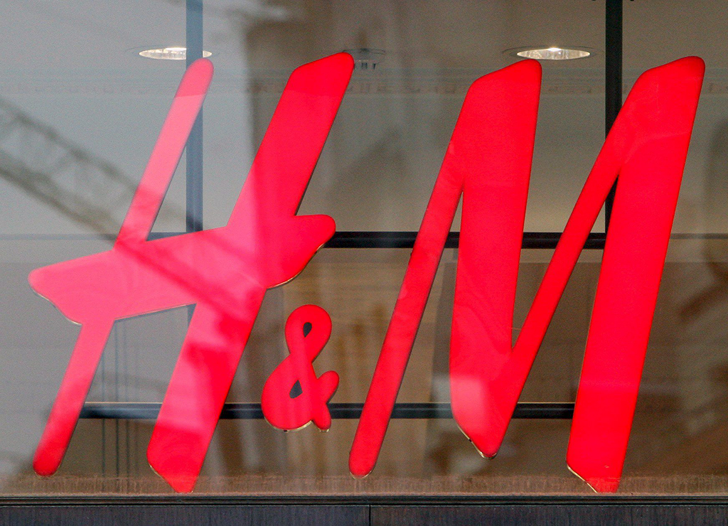 H&M Logo (Bild: Andy Rain/EPA)