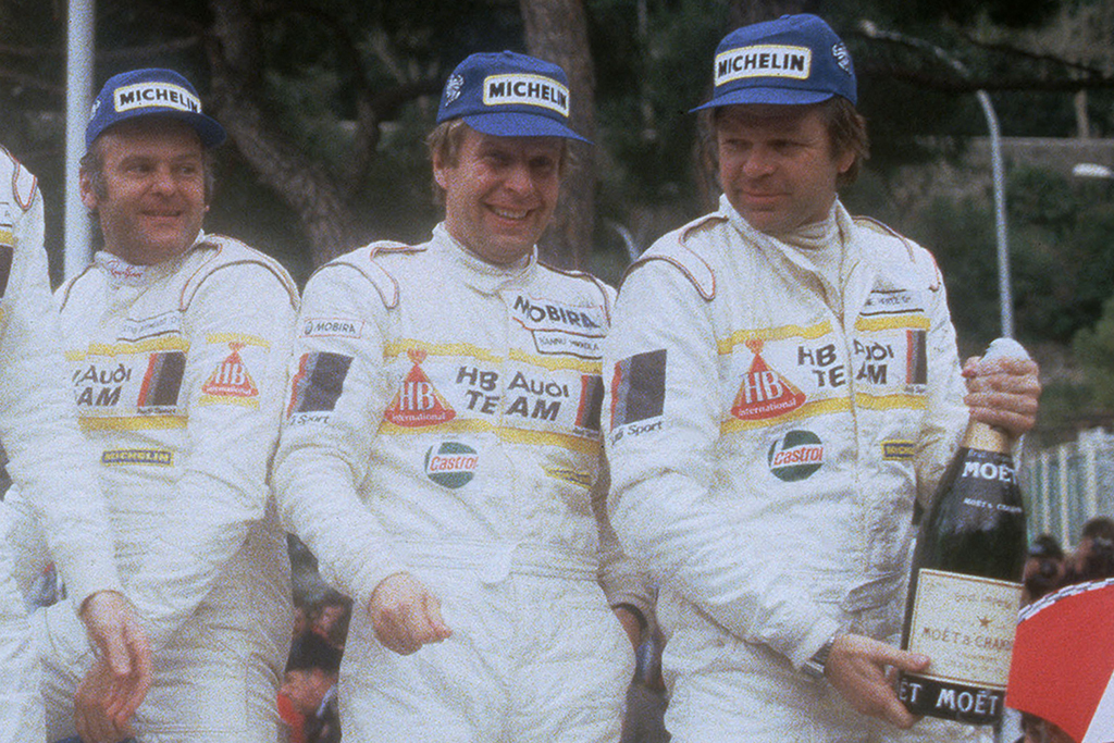 Hannu Mikkola (Mitte) und Beifahrer Arne Hertz fuhren bei der Rallye Monte-Carlo 1984 auf Platz drei. Links steht Stig Blomqvist (Bild: Ralph Gatti/AFP)