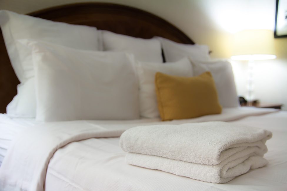 Bett und Handtücher in einem Hotelzimmer